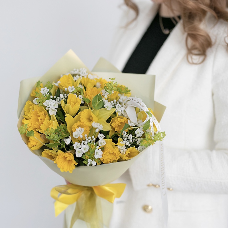 Букет цветов "Нарциссы и Неополитанум"