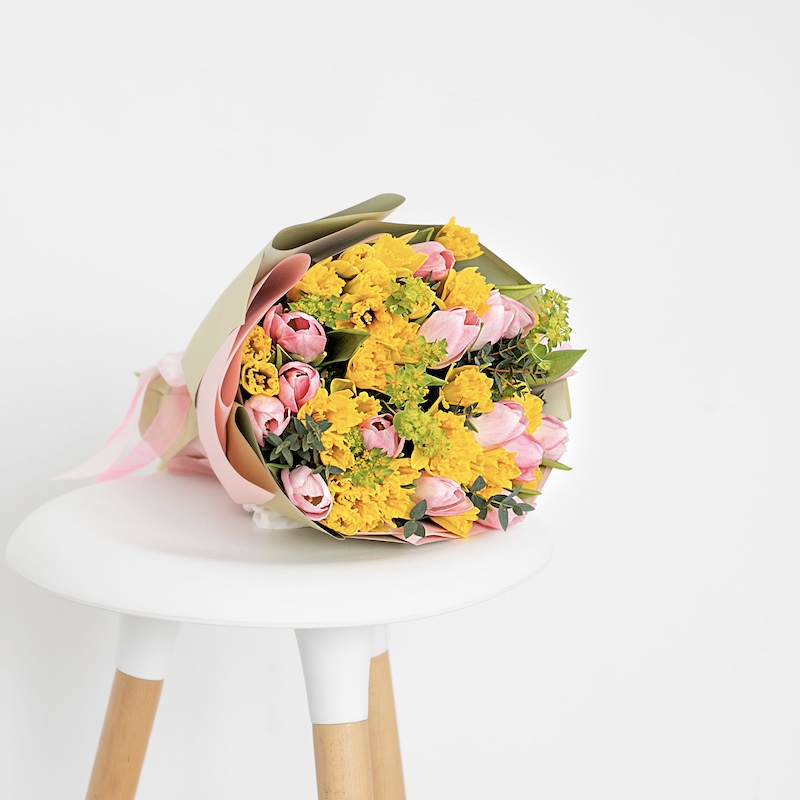 Букет цветов "Нарциссы и тюльпаны"