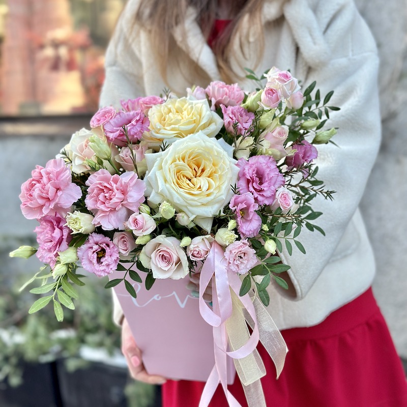 Коробка с цветами  "Love is"