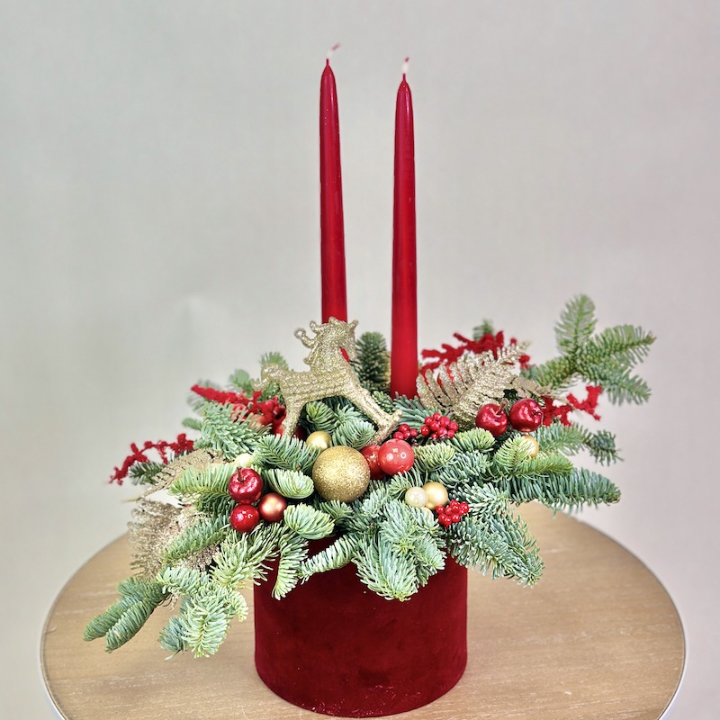 Новогодняя композиция с лошадкой и свечами