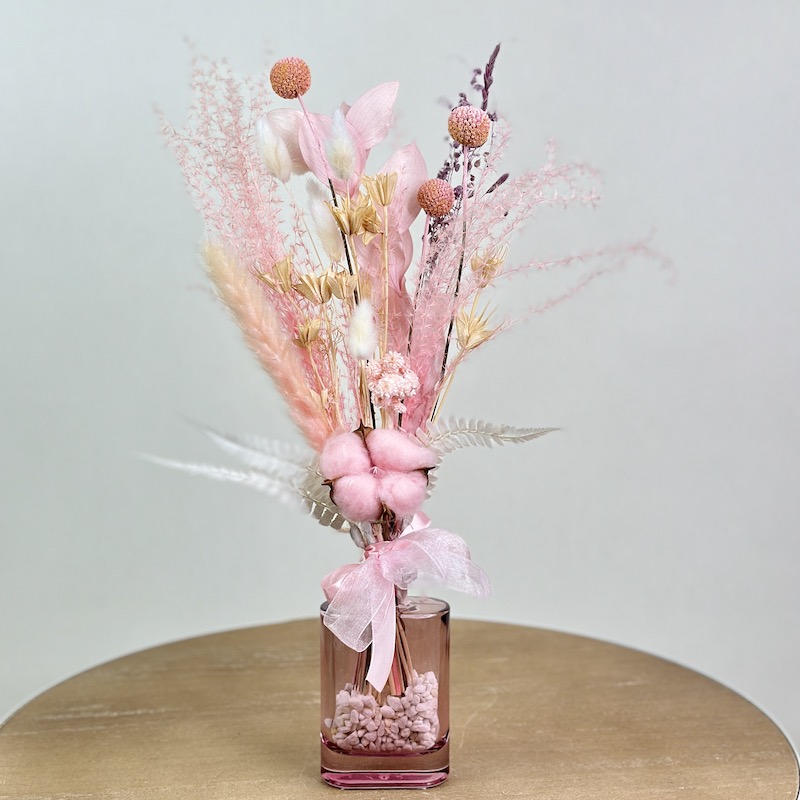 Букет из стабилизированных цветов и сухоцветов в розовой вазочке