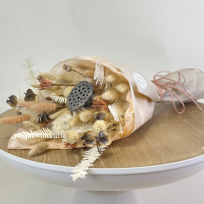 Букет из стабилизированных цветов и сухоцветов