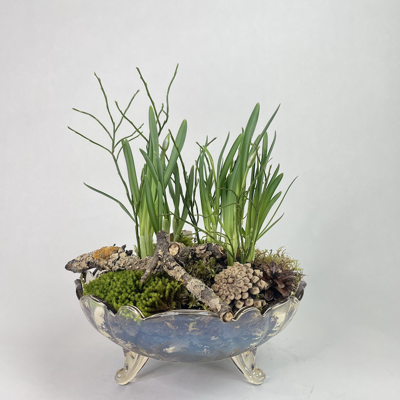 Подснежники в стеклянной вазе на ножках