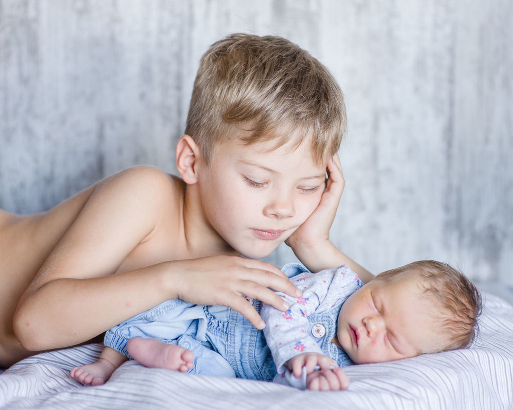 Рождение второго ребенка. Ревность старшего. Как не допустить раздор между детьми?