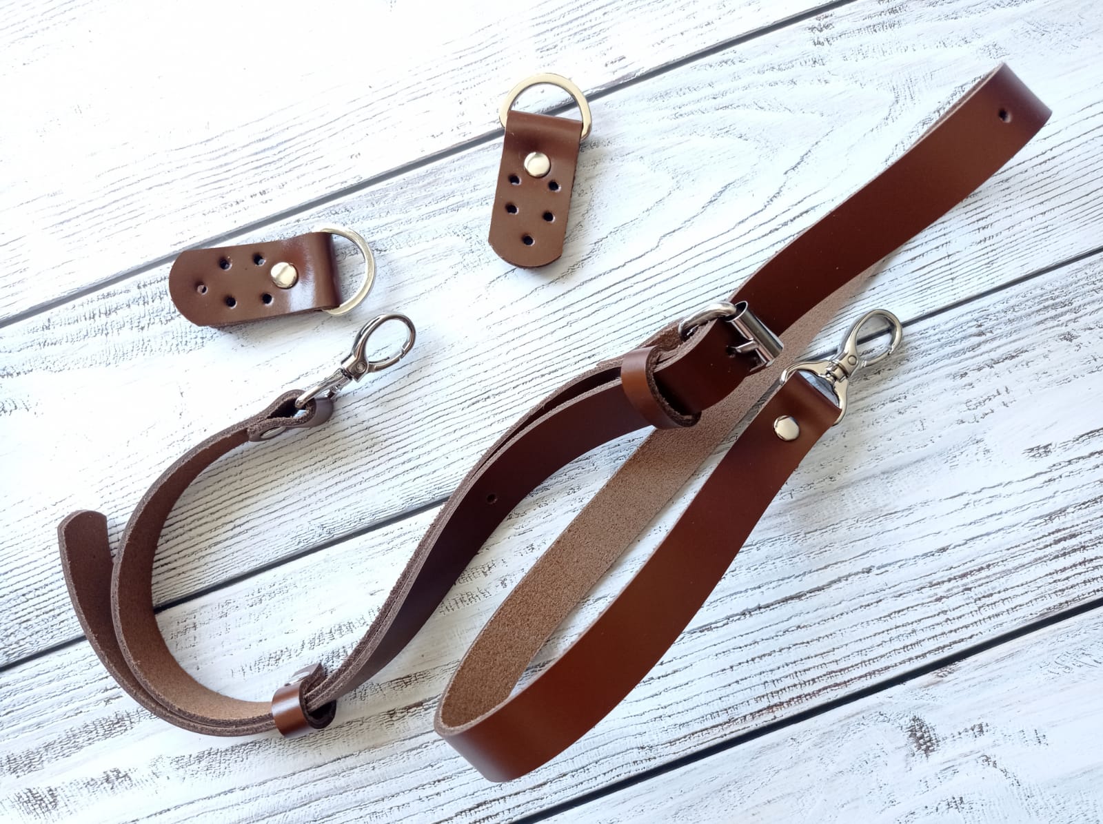 Ремень шириной 2 см с регулировкой и с ручкодержателями. Цвет кожи и фурнитуры на выбор