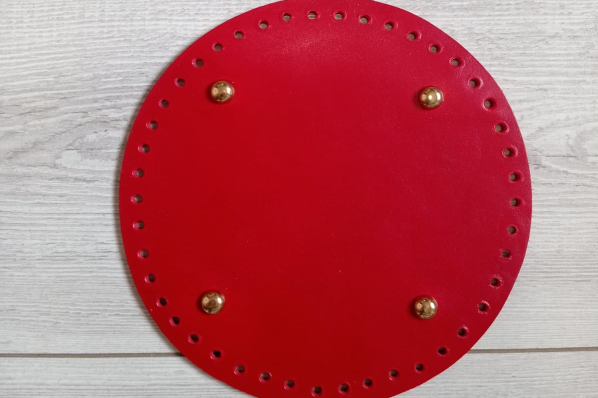 Круглое дно с пуклями 20 см. Цвет кожи и фурнитуры на выбор