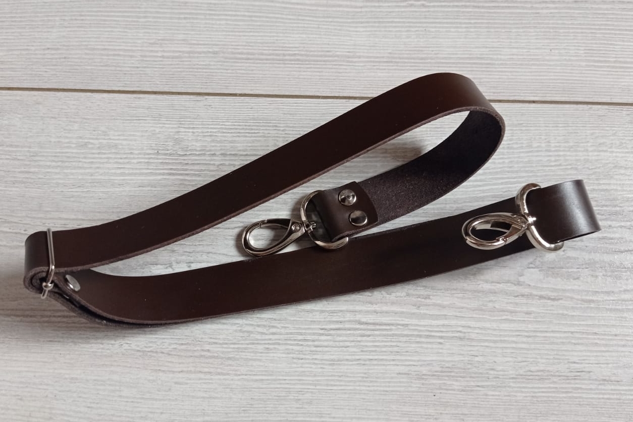 Ремень 2,5 см с регулировкой. Максимальная длина 80 см.