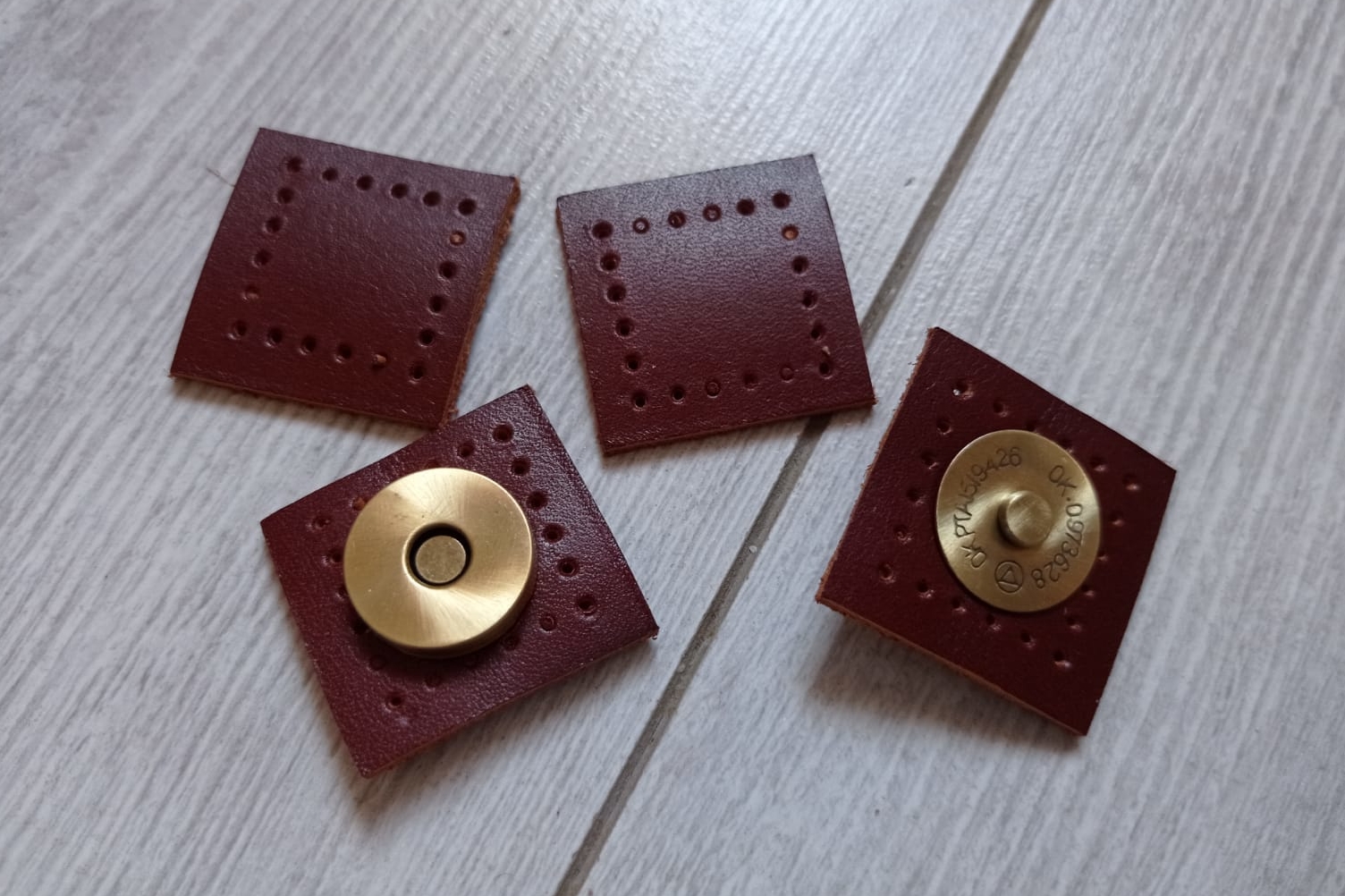 Кнопки на коже с укрепителями. Цвет кожи и кнопок на выбор