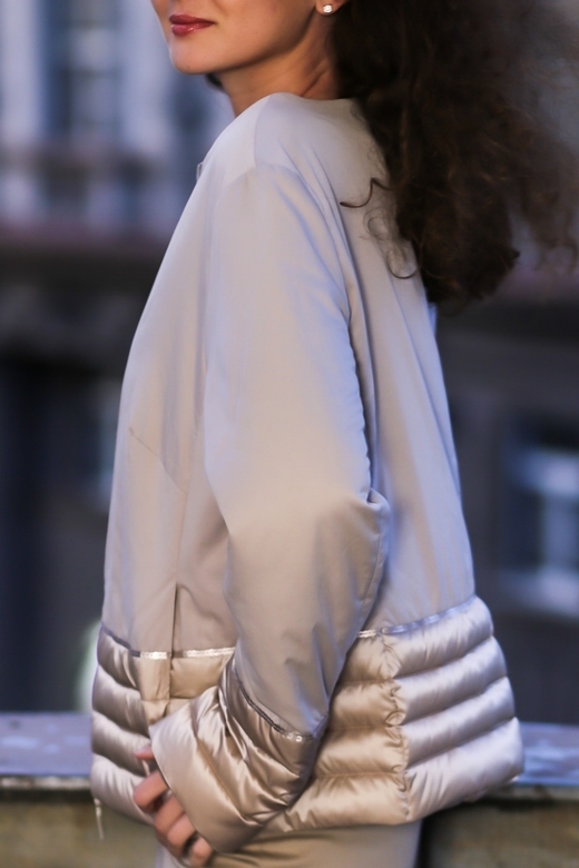 Бежевая куртка-пуховик