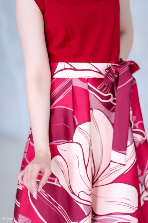 Бордовое платье  Apart с юбкой из атласа