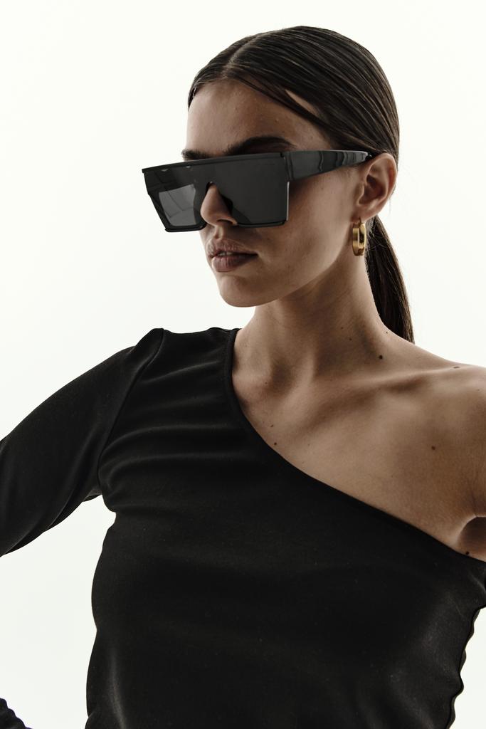 Блуза на одно плечо (черный)