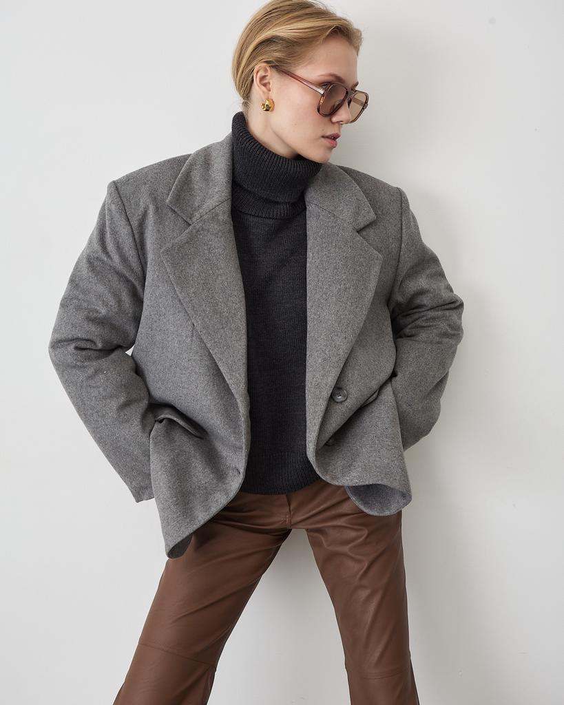 утепленный пиджак в мужском стиле серый