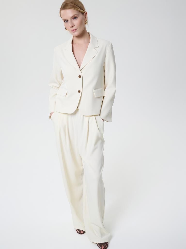 пиджак прямого кроя укороченный молочный