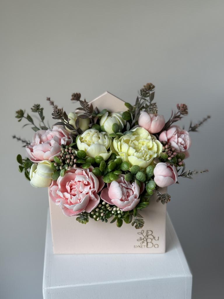 Букет пионов в конверте