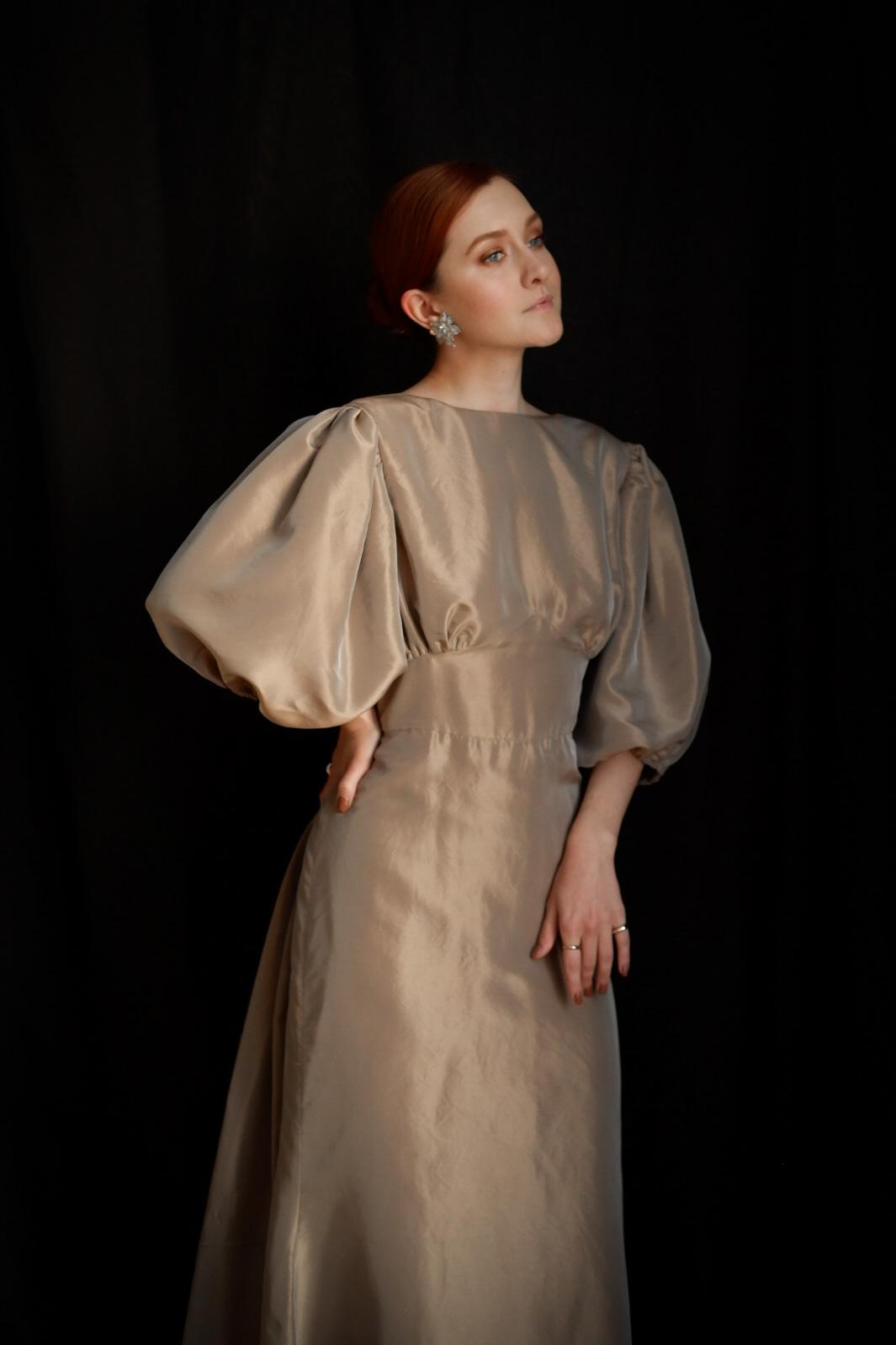 Платье с открытой спинкой