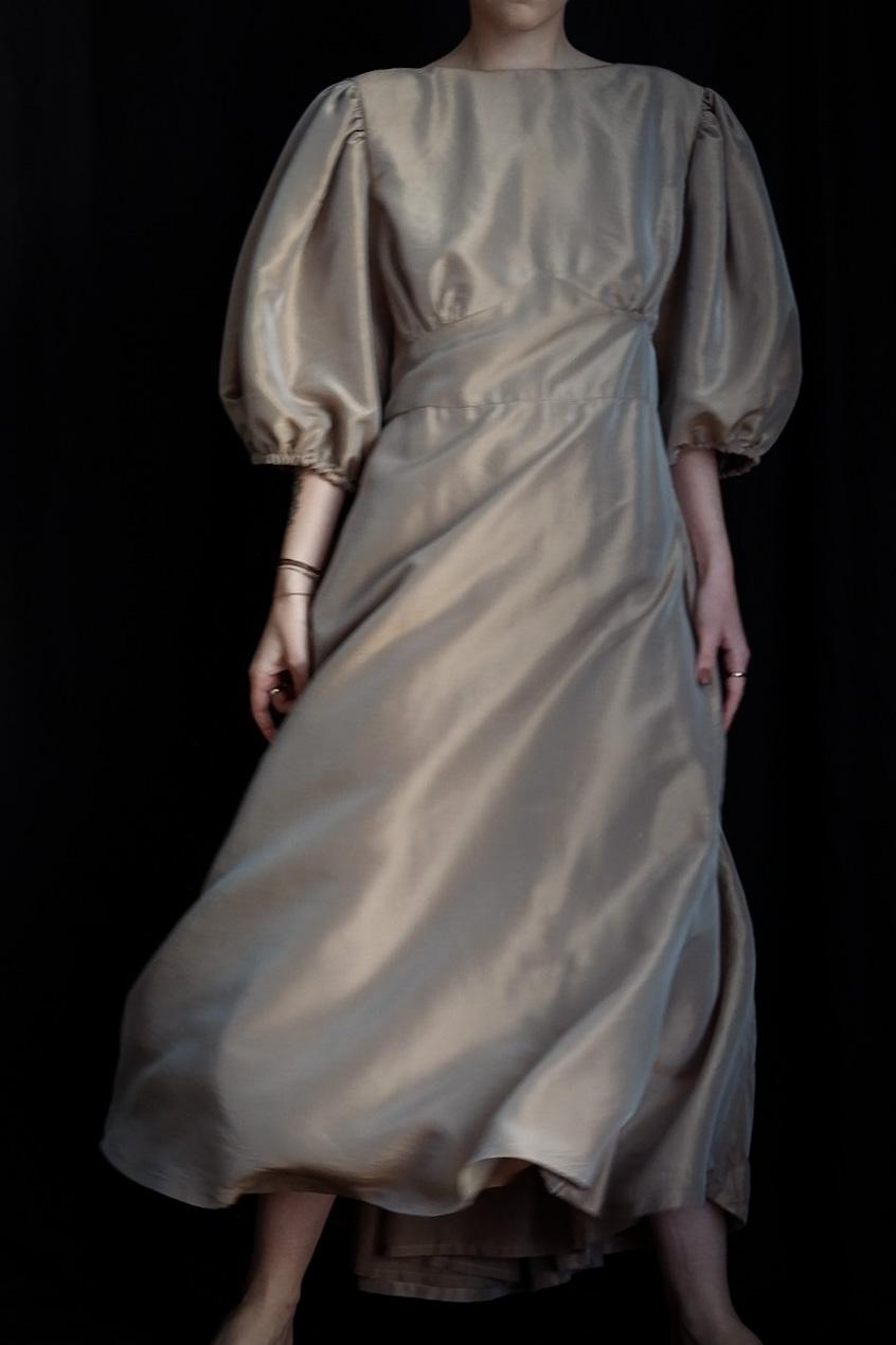 Платье с открытой спинкой