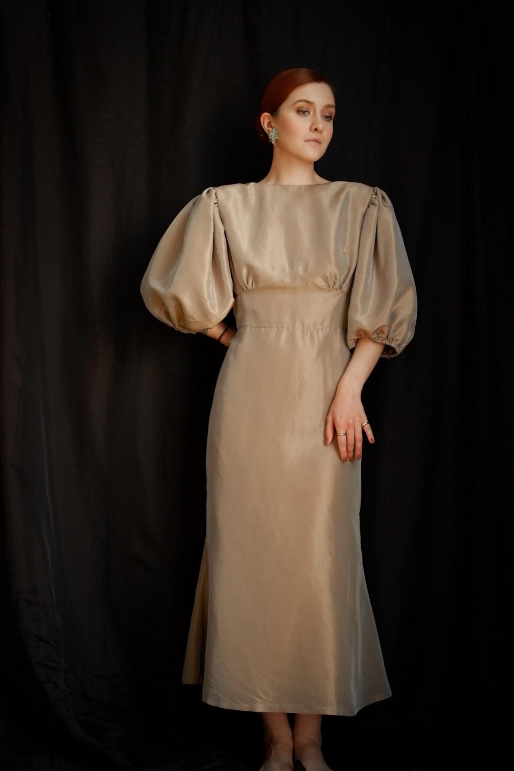 Платье с открытой спинкой