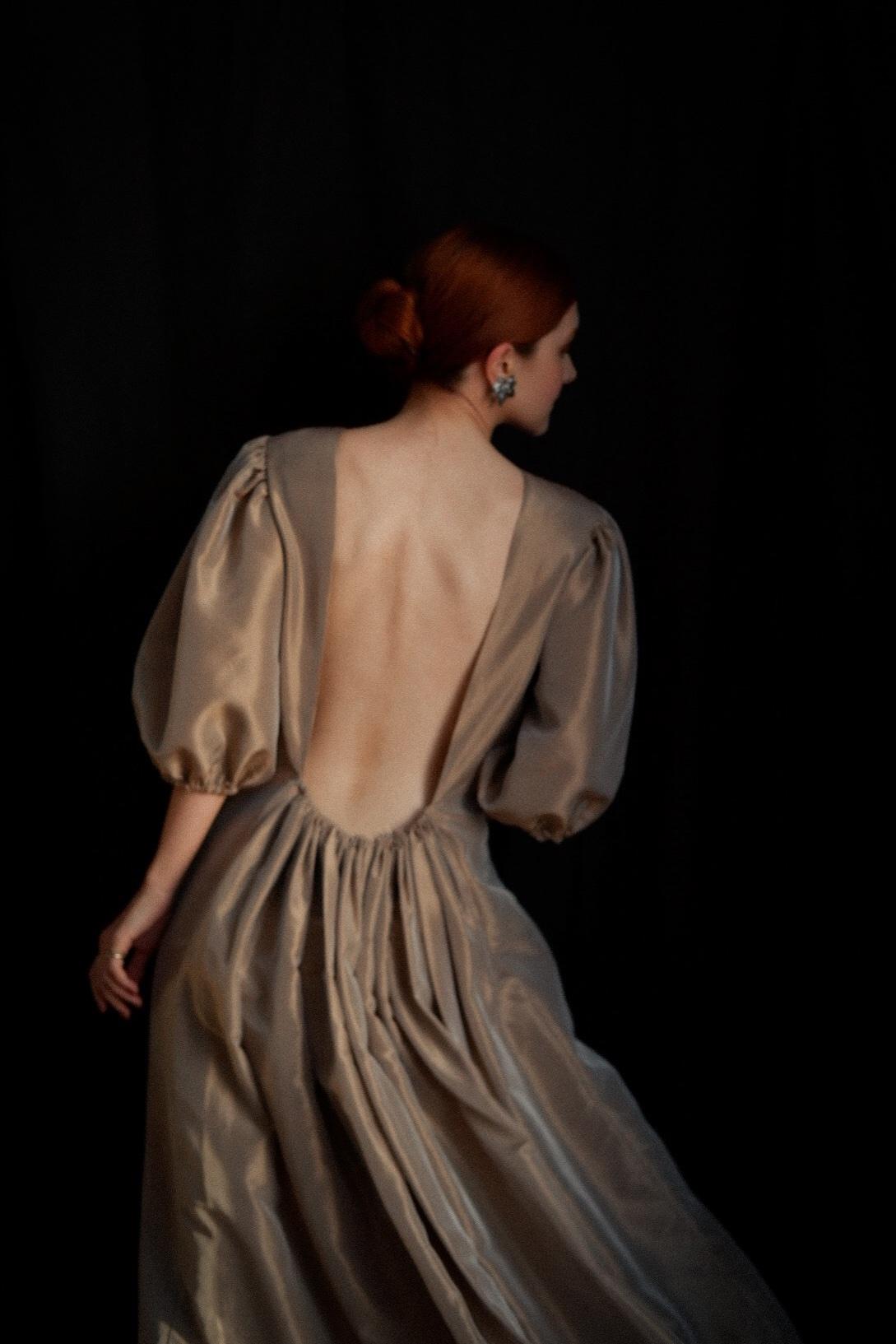 Платье с открытой спинкой