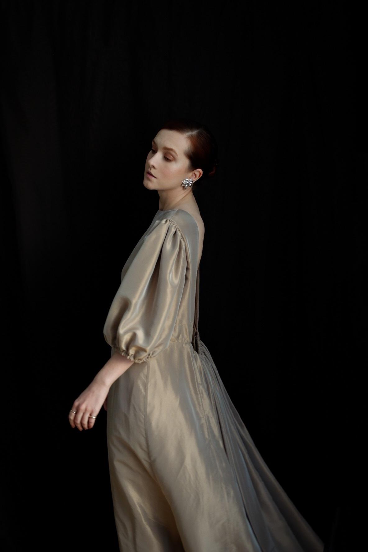 Платье с открытой спинкой