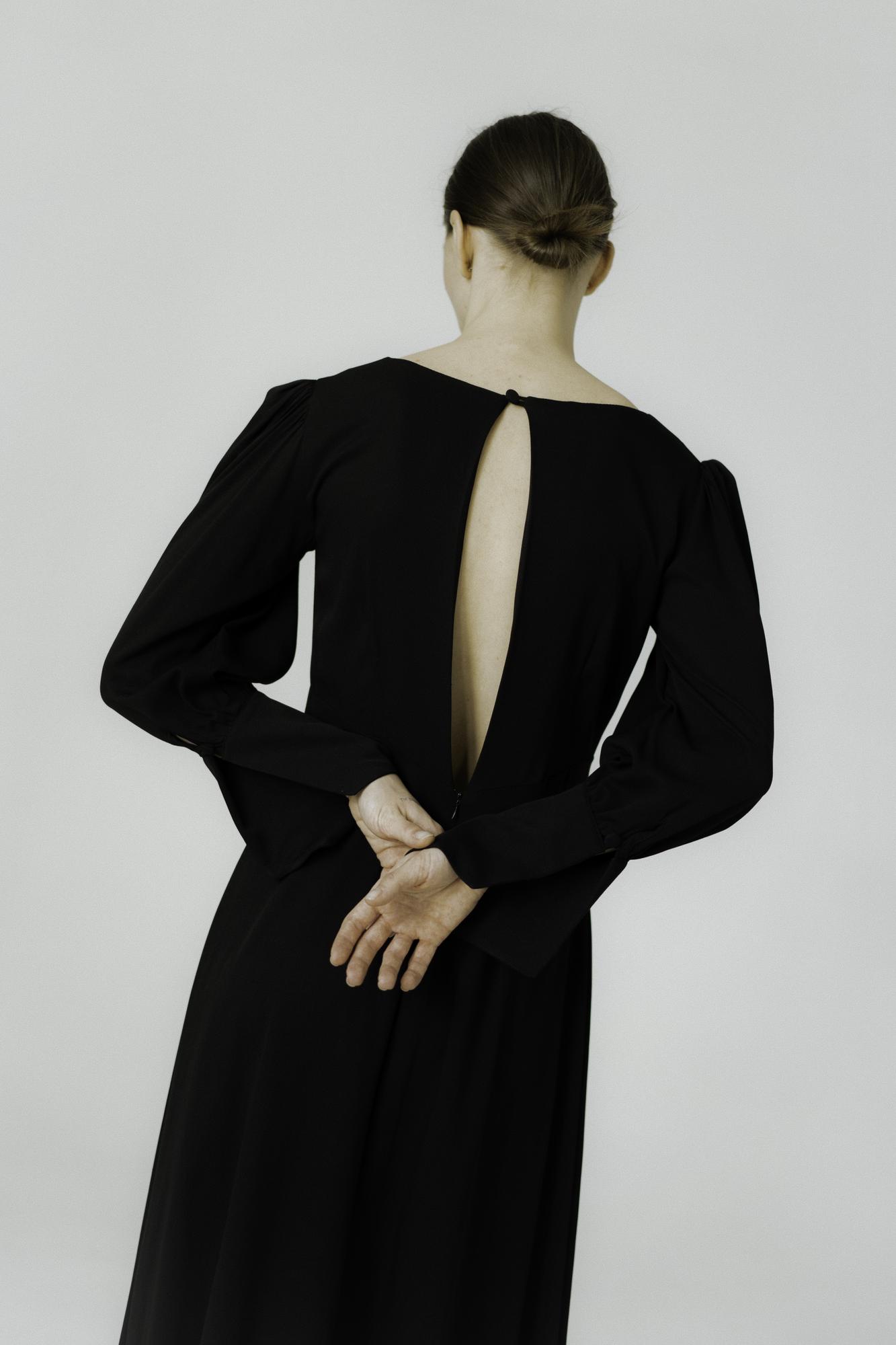 Платье А-силуэта с расклешенными рукавами