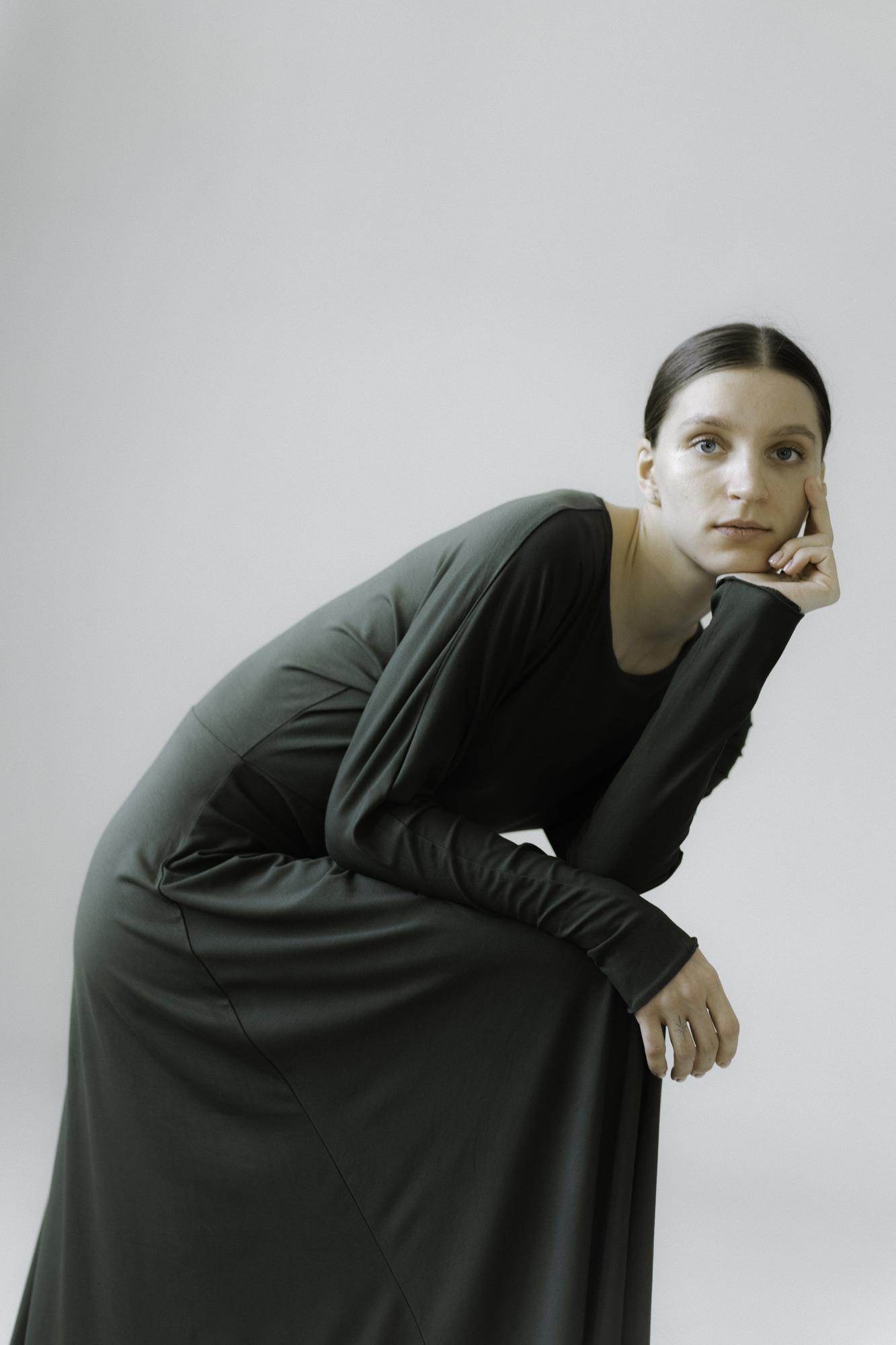 Платье из трикотажа с объемными рукавами