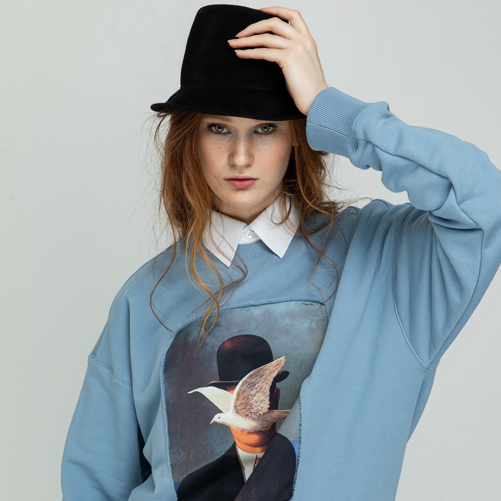 Свитшот в голубом цвете Рене Магритт "Человек в котелке"