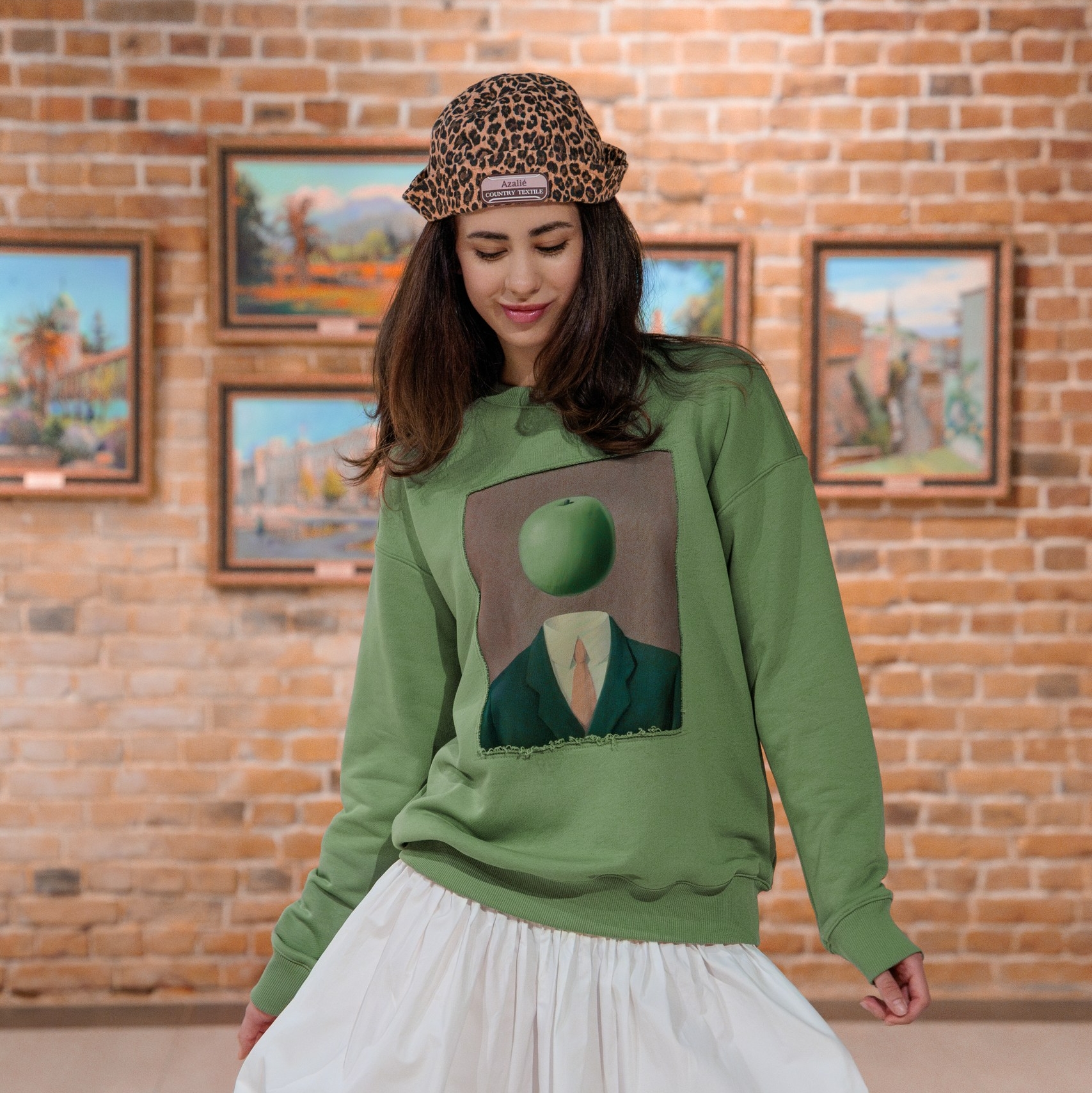 Свитшот в зеленом цвете Рене Магритт "Яблоко"