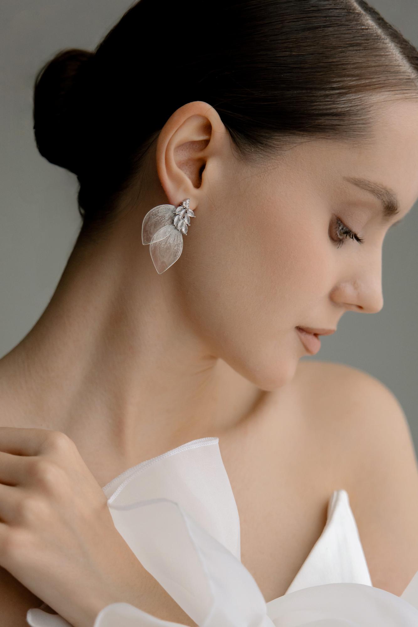 серьги с лепестками, серьги лепестки, свадебные серьги купить, серьги для невесты купить, модные серьги для невест 2026, стильные свадебные серьги купить, свадебная бижутерия