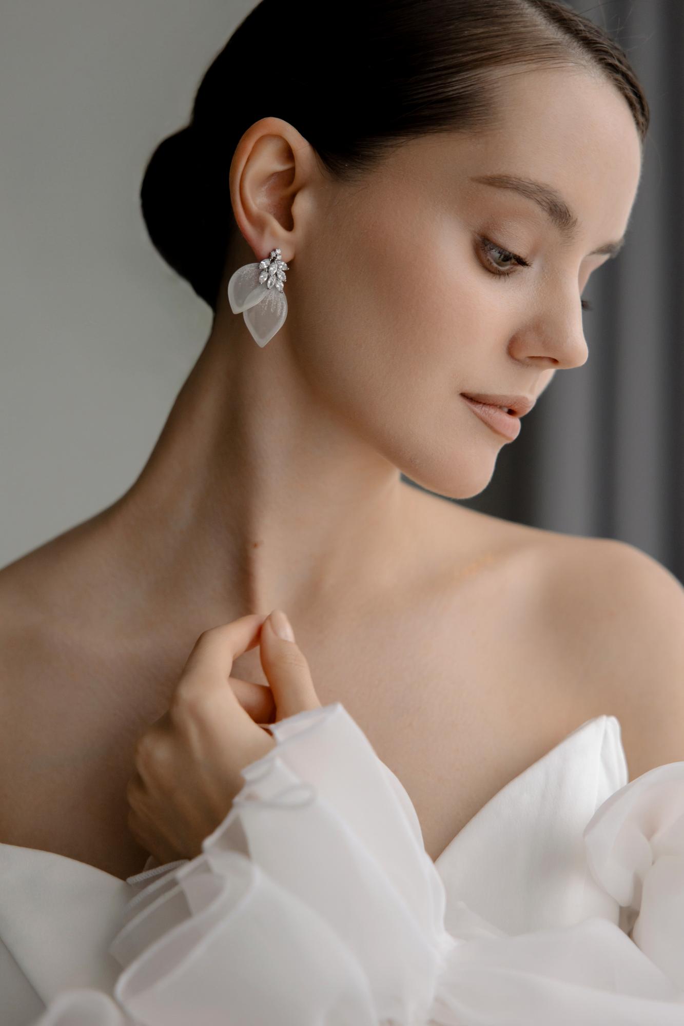 серьги с лепестками, серьги лепестки, свадебные серьги купить, серьги для невесты купить, модные серьги для невест 2026, стильные свадебные серьги купить, свадебная бижутерия