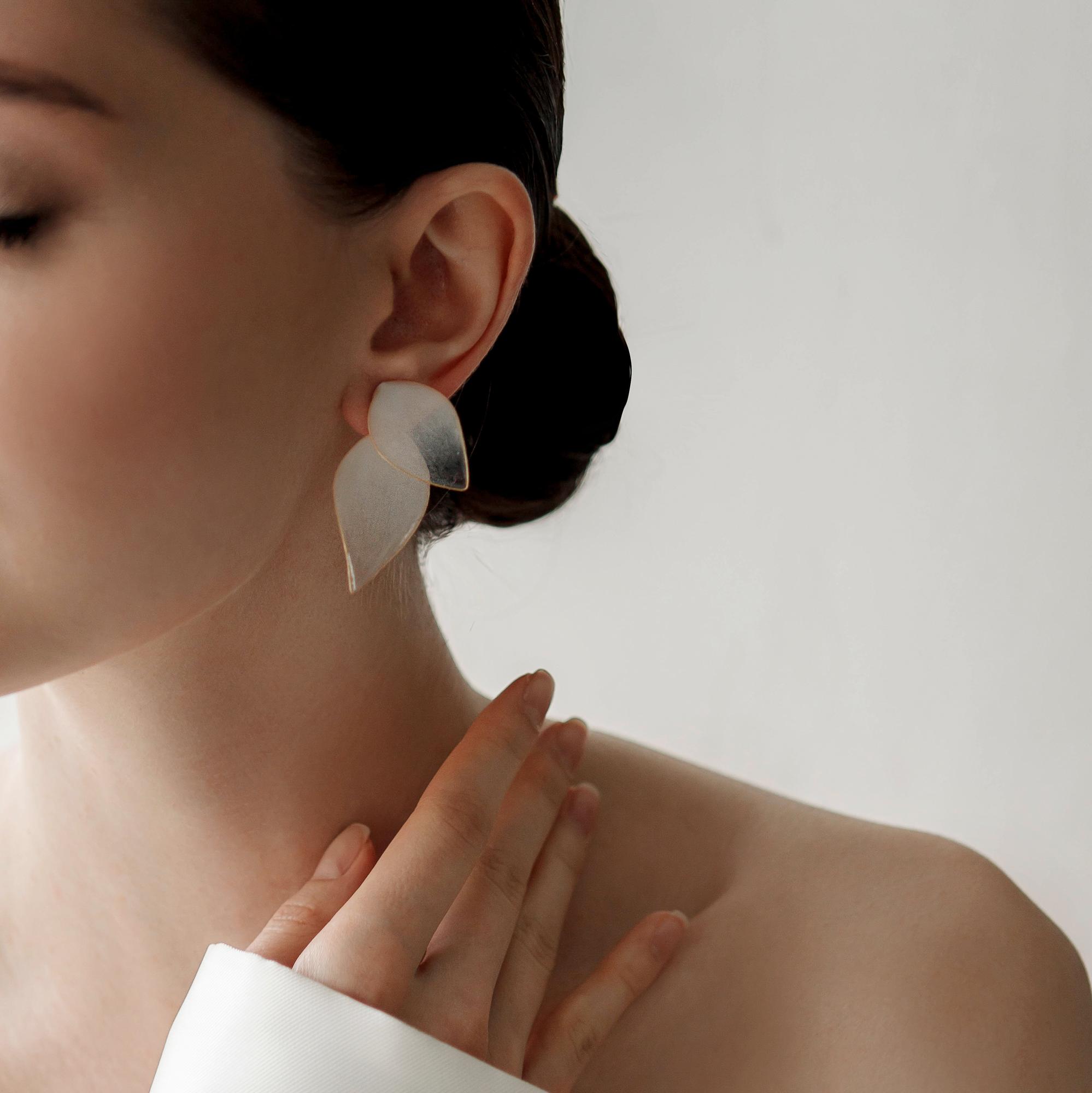 серьги с лепестками, серьги лепестки, свадебные серьги купить, серьги для невесты купить, модные серьги для невест 2024, стильные свадебные серьги купить, свадебная бижутерия