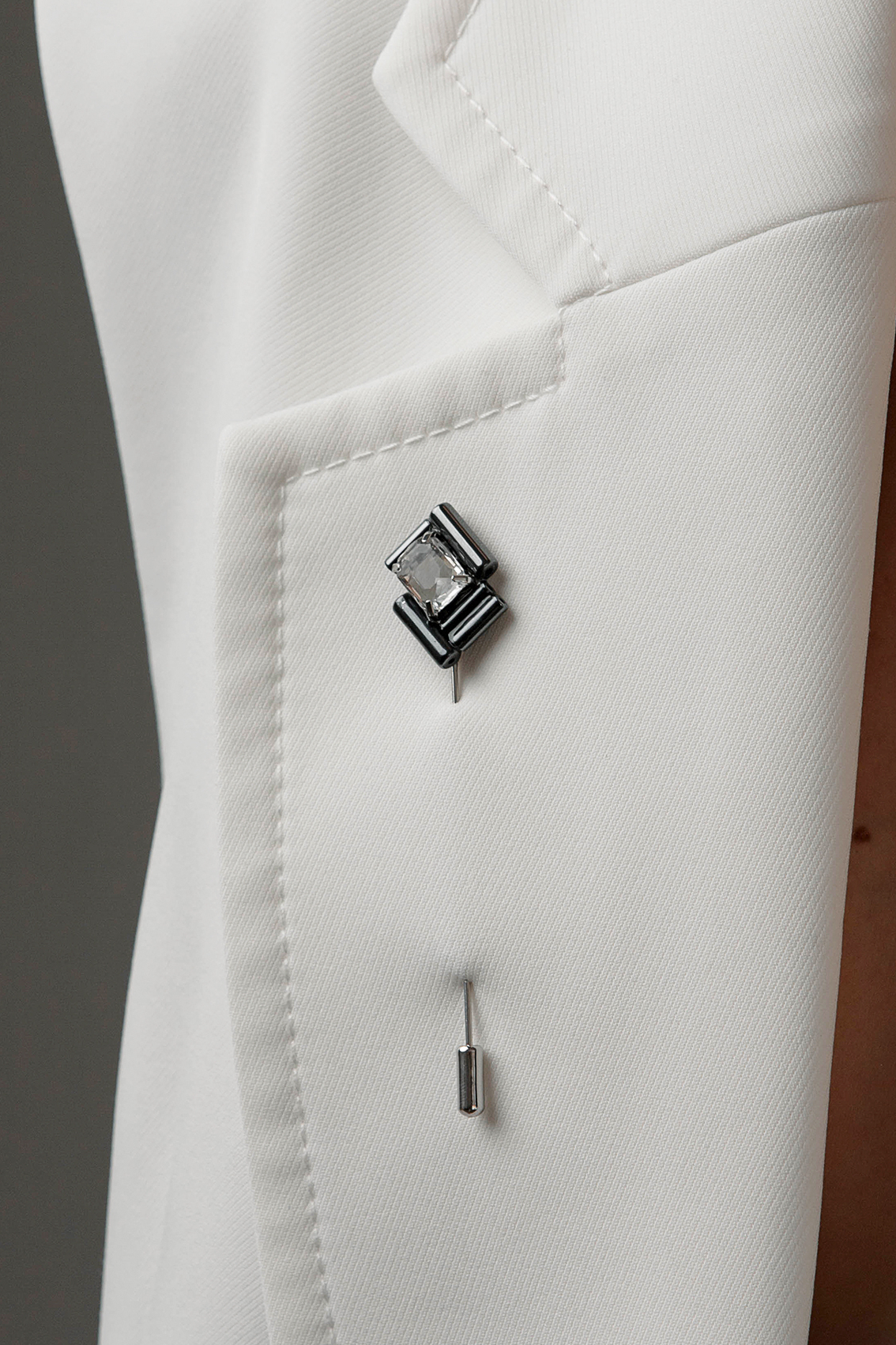 брошь ручной работы купить, брошь бутоньерка, женская брошь, мужская брошь на свадьбу, брошь цветок, бутоньерка жениха черная