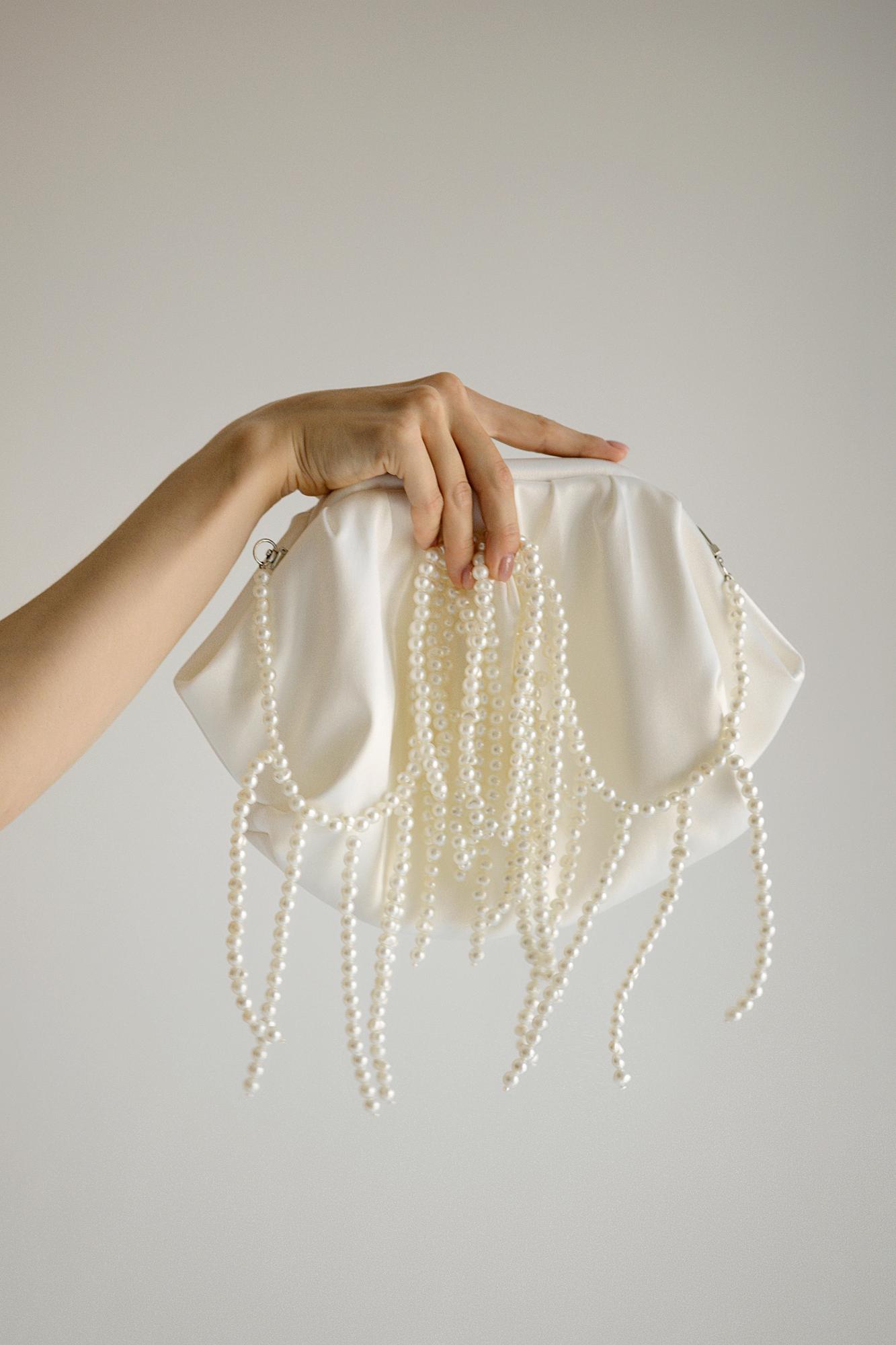 сумочка для невесты атласная, свадебная сумочка купить, сумочка с жемчугом белая, сумочка ручной работы на свадьбу, свадебный клатч, клатч для невесты