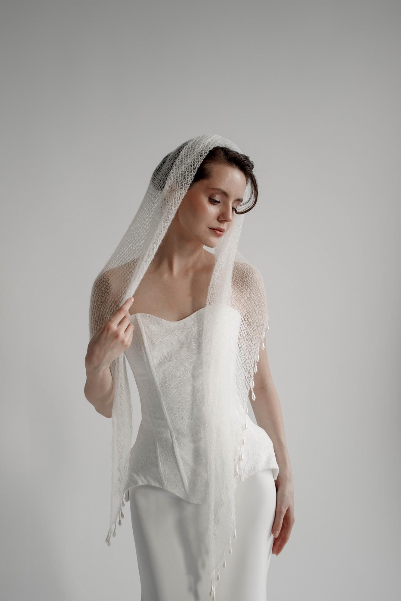 Платок-шаль вязаный с подвесками