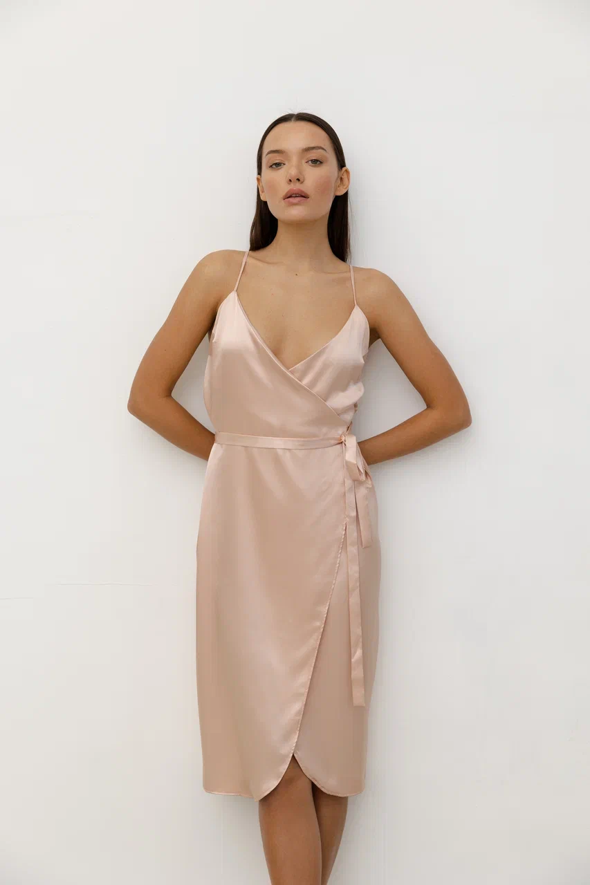 Пудровое шелковое платье Camilla на запах