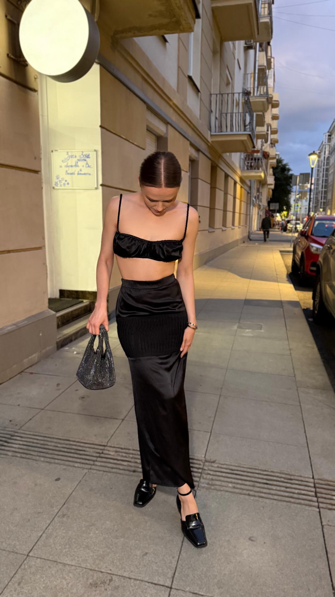 Черный костюм из шелка