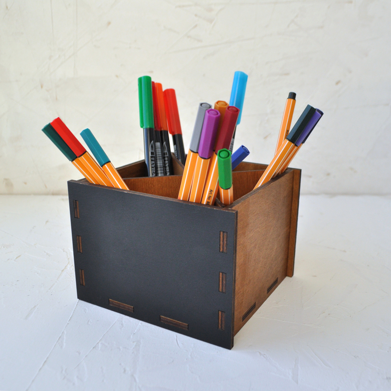 Карандашница с меловой стороной и секциями