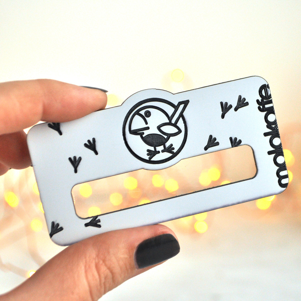 черно-белые бейджи с гравировкой логотипа и с окошком для имени на магните купить или заказать с доставкой