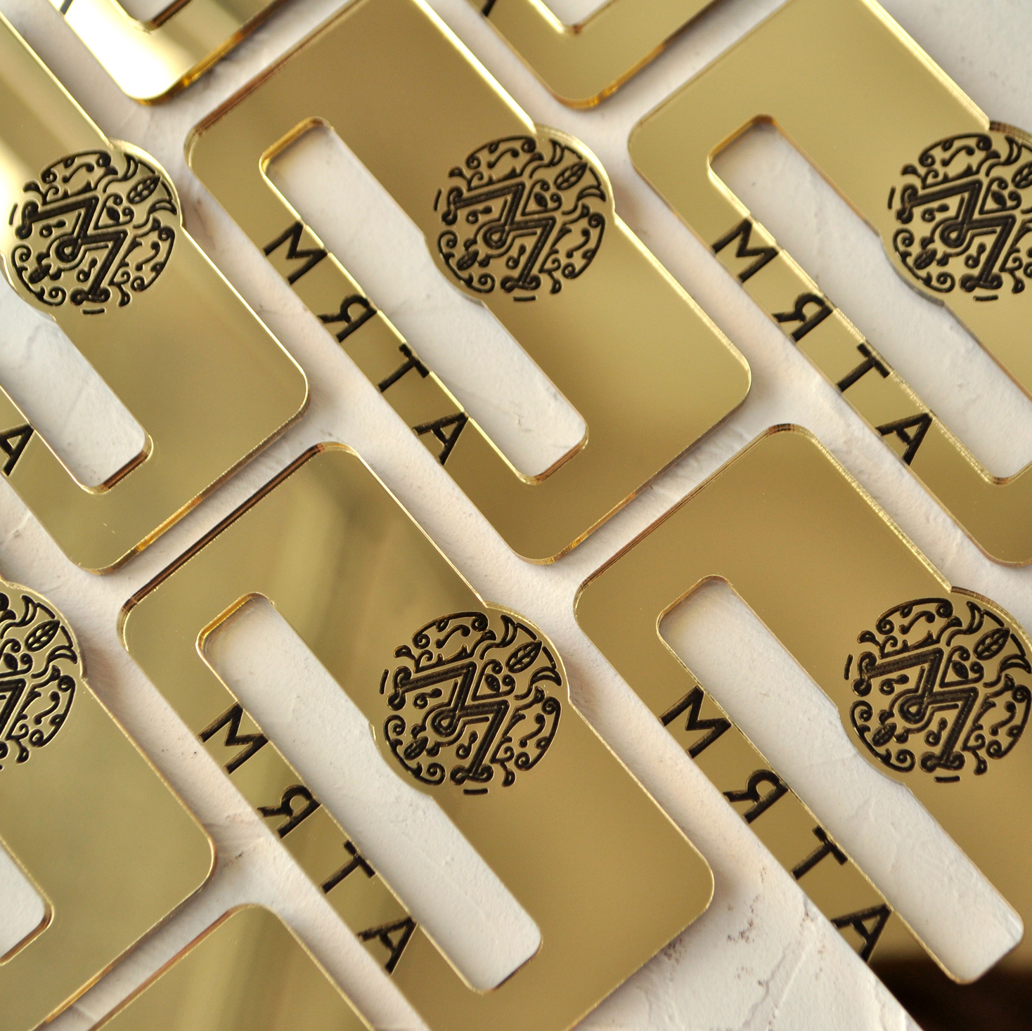 зеркальный бейдж с окошком на магните купить заказать со своим логотипом