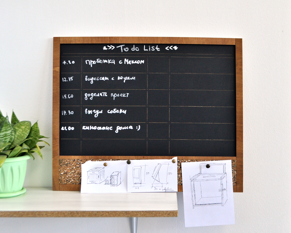 Большая меловая доска - список задач и пробка для заметок
