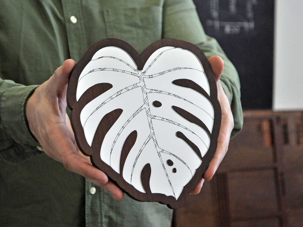 Лист монстеры - декоративное зеркало из акрила в деревянной раме подвесное