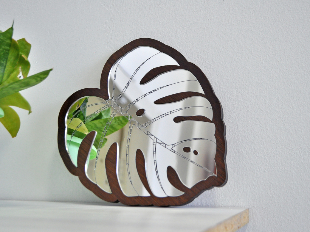 Лист монстеры - декоративное зеркало из акрила в деревянной раме подвесное