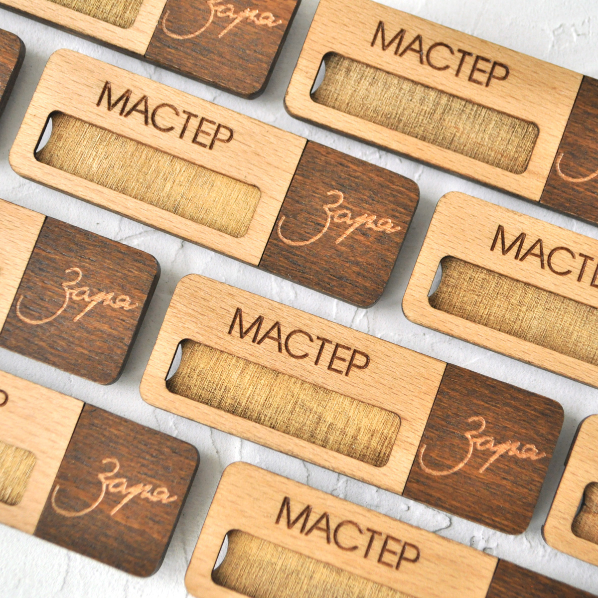 бейджи из дерева с гравировкой логотипа и окошком для имени купить или заказать с доставкой