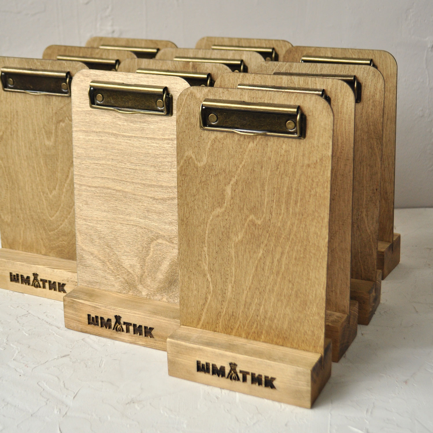 тейбл-тент планшет с зажимом деревянный для кафе ресторана заказать со своим логотипом с доставкой по РФ