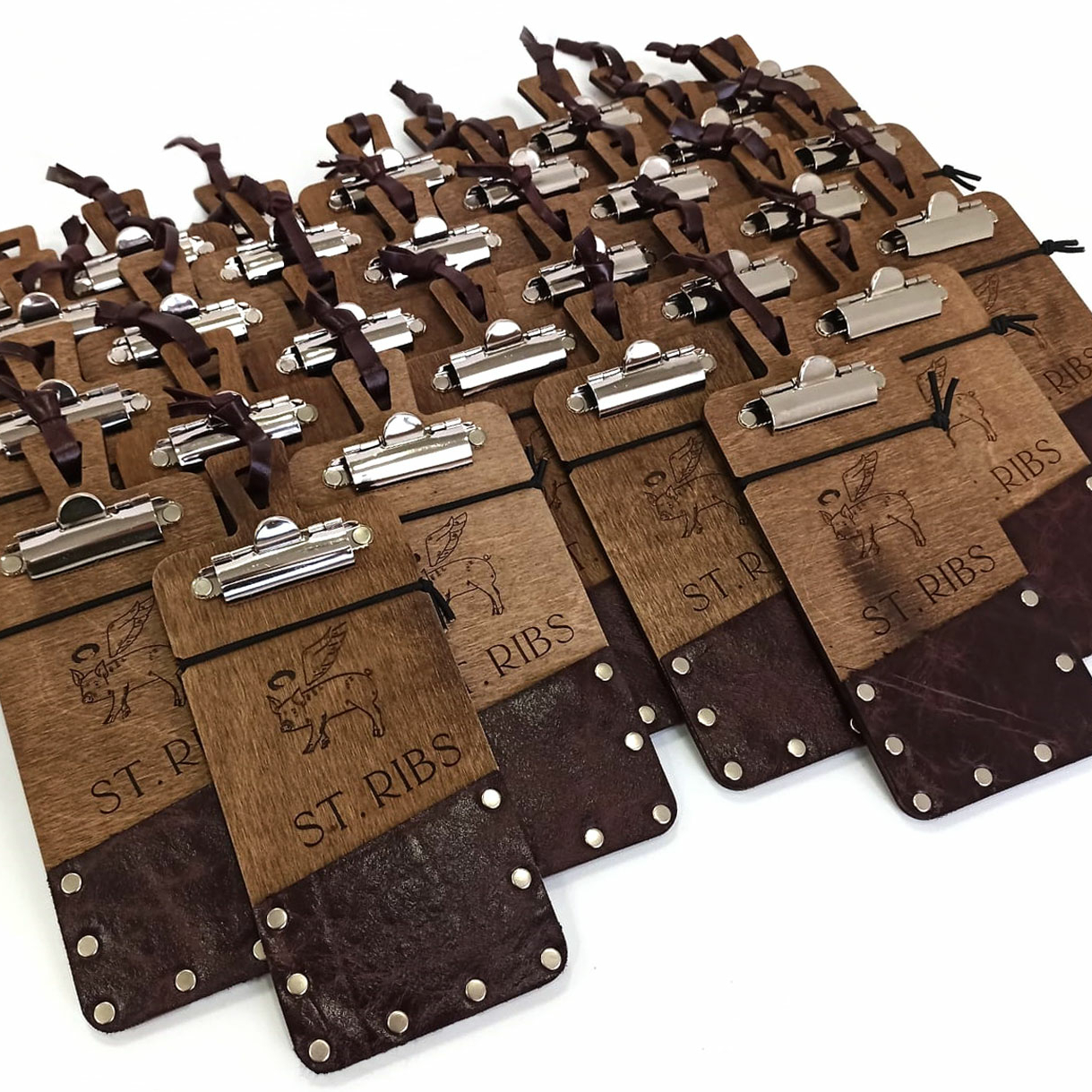 Счетница из дерева с зажимом и кармашком из кожи ручной работы с логотипом заказать