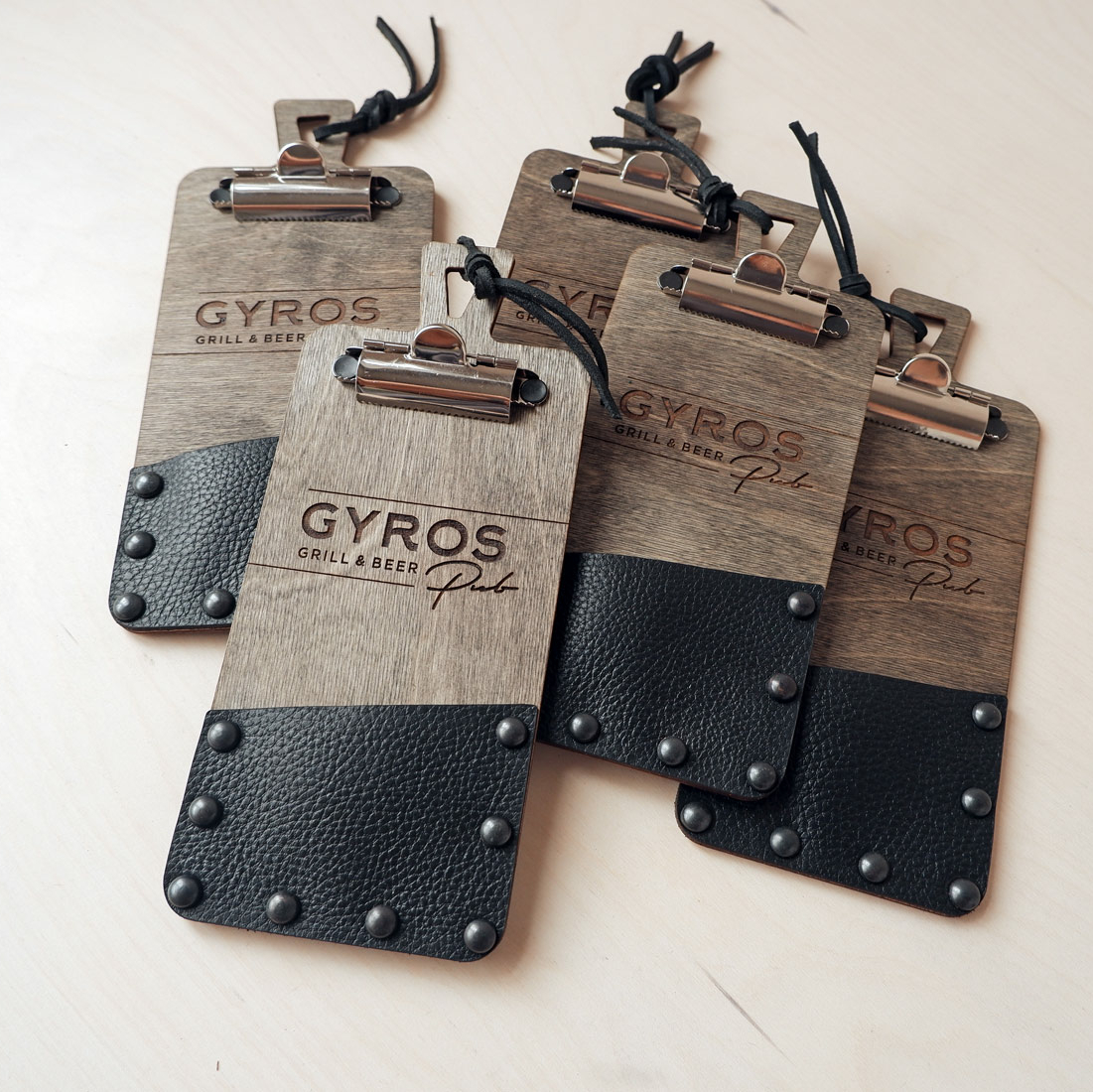 Счетница из дерева с зажимом и кармашком из кожи ручной работы с логотипом заказать