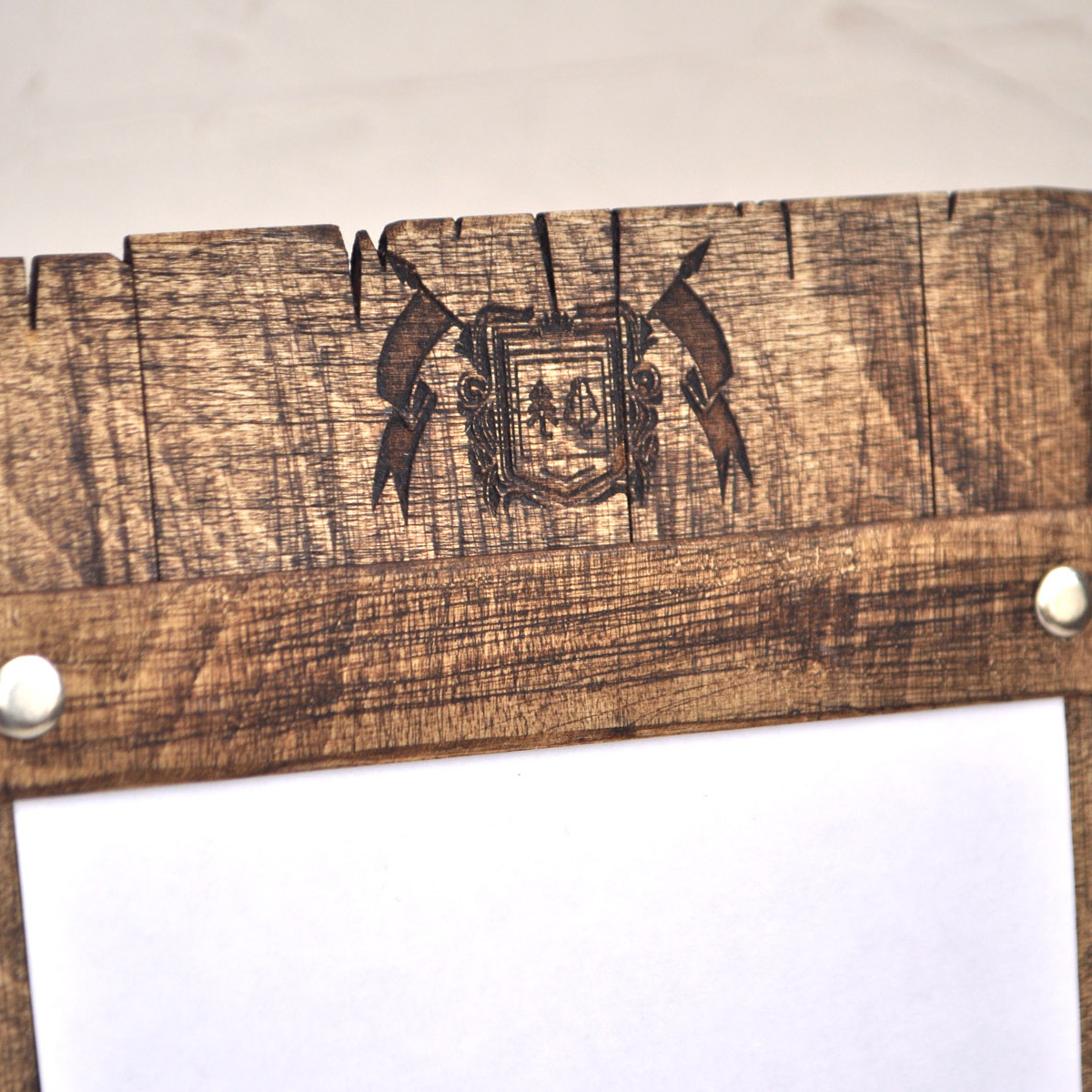 Тейбл-тент деревянный А5 под старину с логотипом заказать