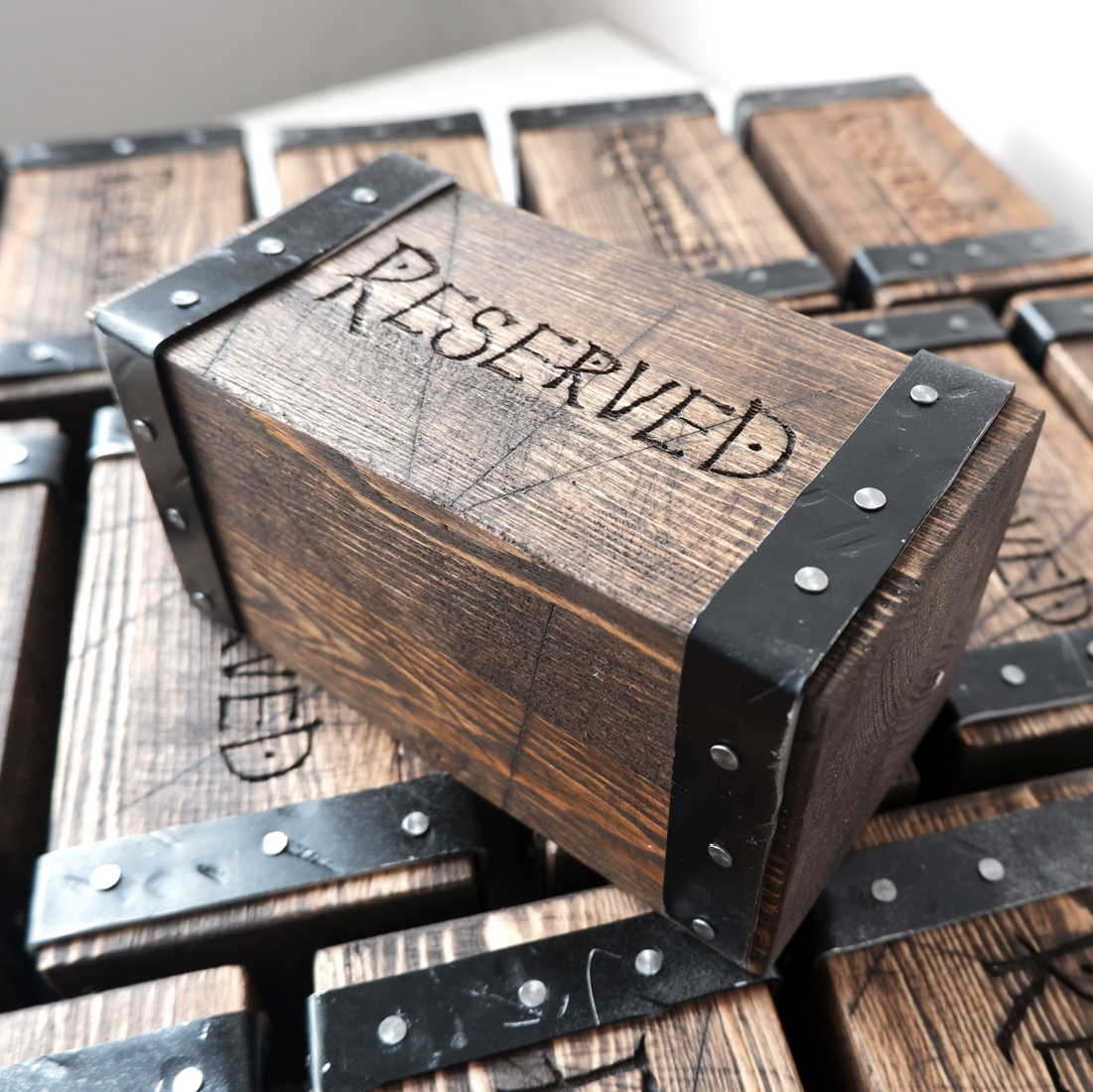 табличка для резерва стола из бруска дерева под старину с железом брутальная табличка с доставкой по РФ