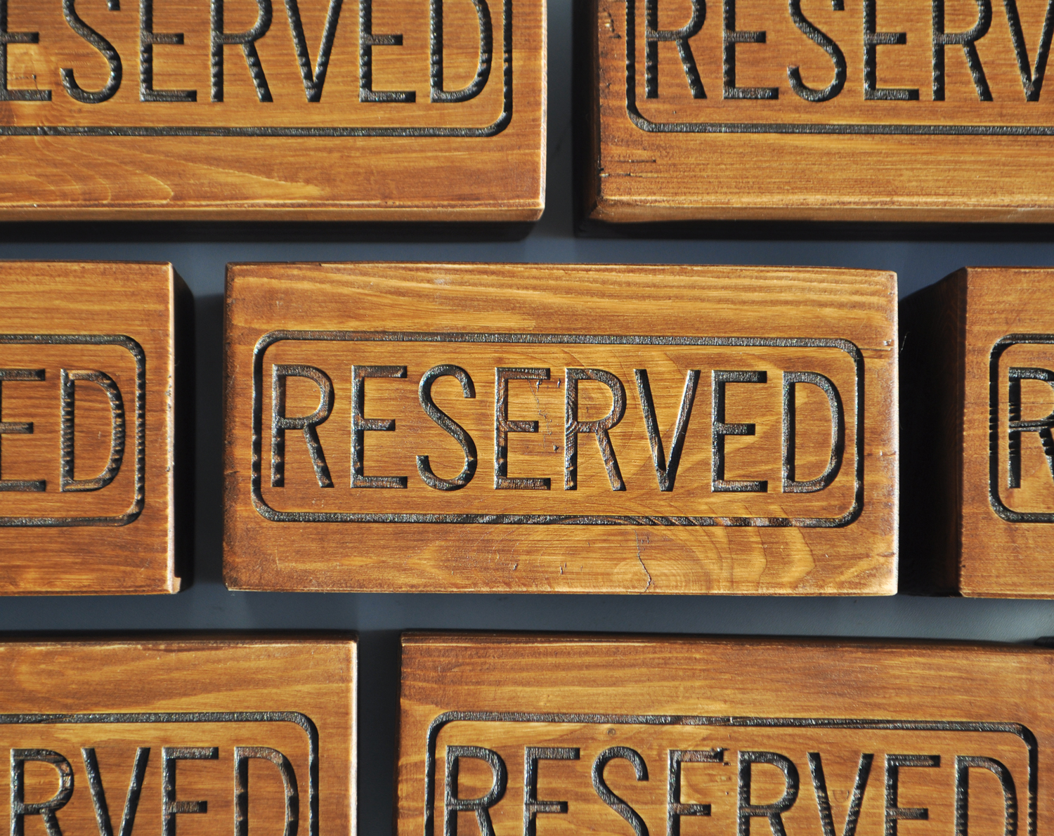 Табличка резерва стола - брусок на стол