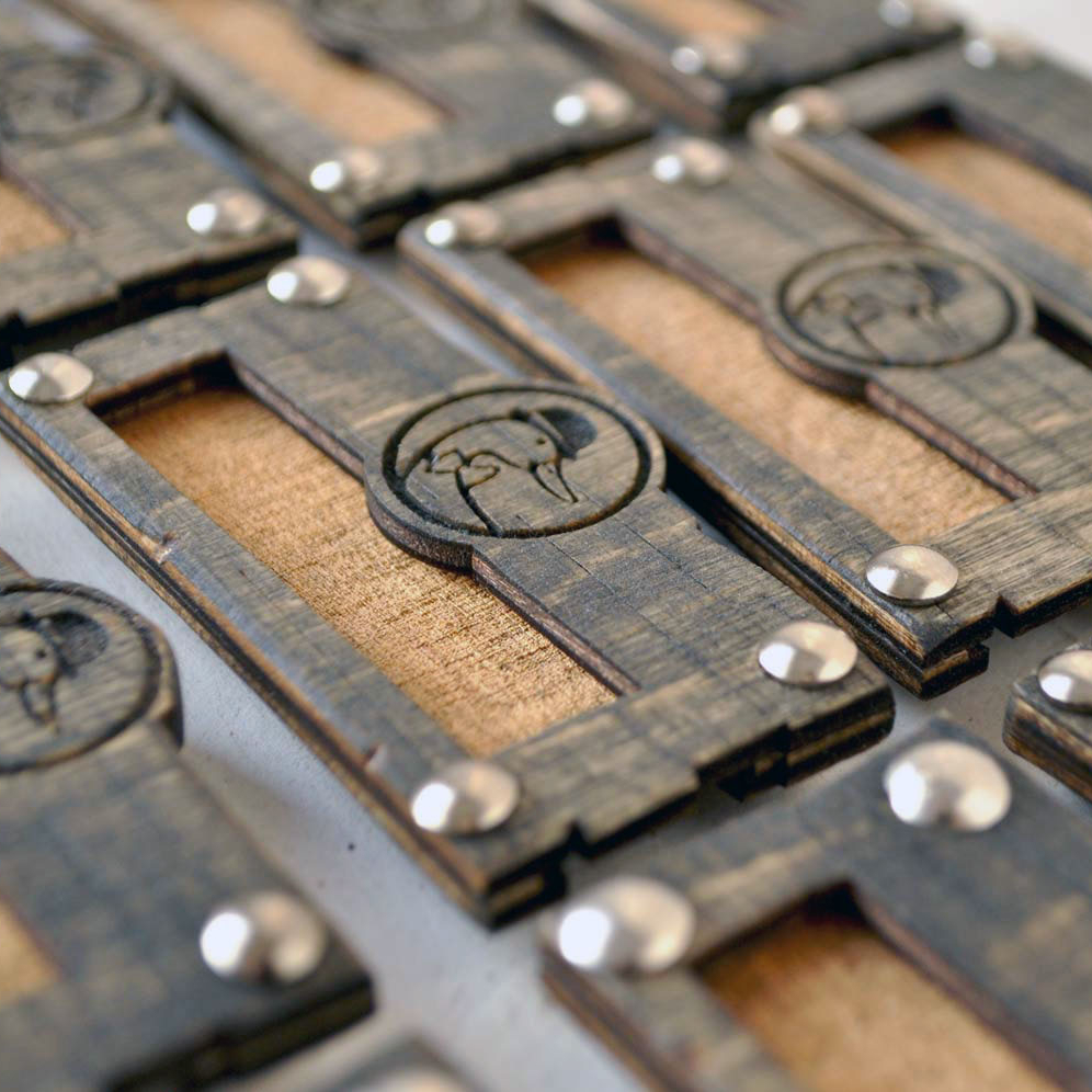 бейдж деревянный с окошком для имени на магните с логотипом на заказ