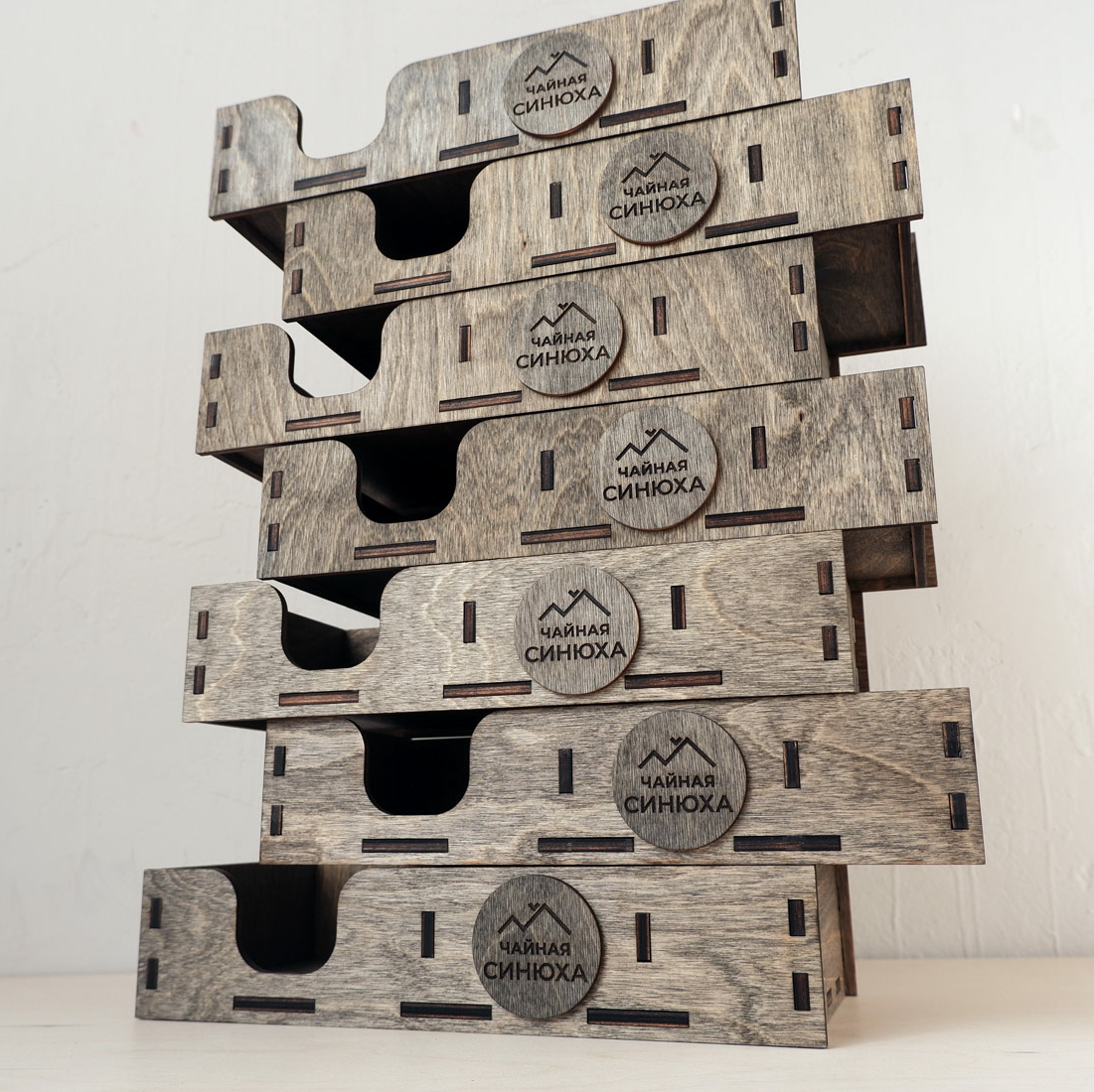 деревянный органайзер под салфетки и специи с гравировкой логотипа заказать с доставкой